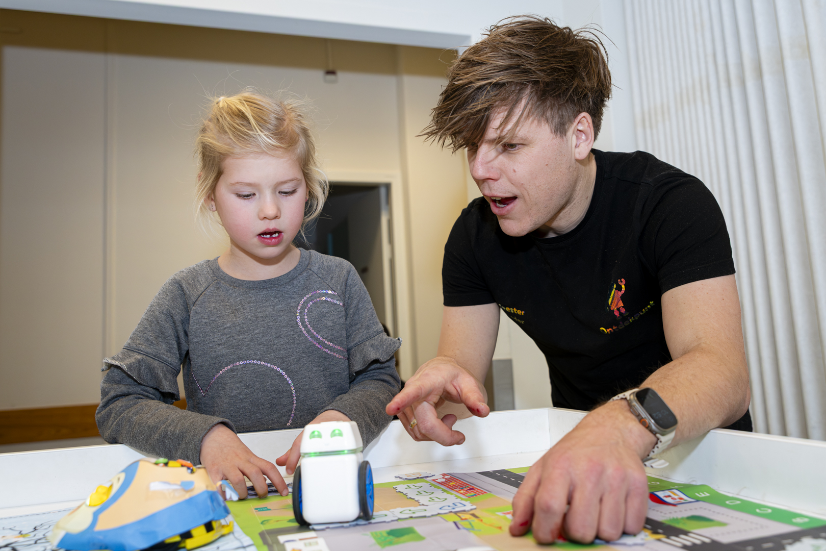 Meester Sander helpt een kind met een robotje in het OntdekPunt